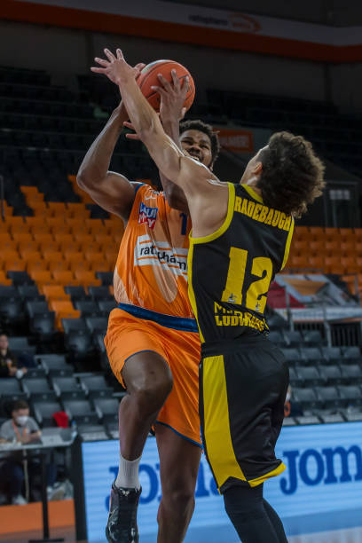 更以卓越的 更以卓越的